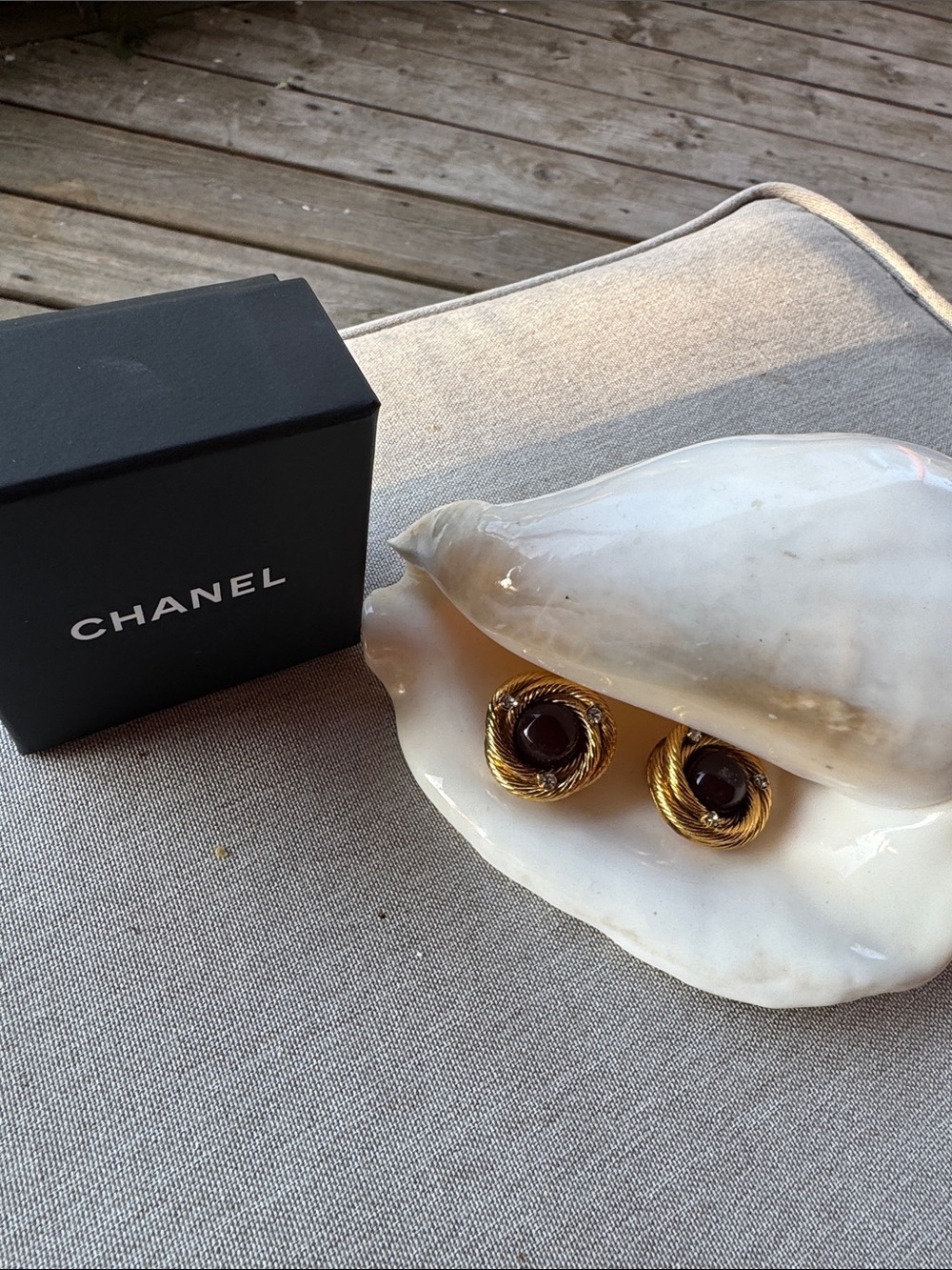 Chanel Vintage Red Gripoix Glass Cabochon ClipOn Earrings - Picture 3 of 5
